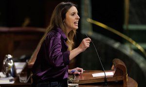 La ministra de Igualdad, Irene Montero, interviene durante una sesión plenaria, en el Congreso de los Diputados, a 8 de marzo de 2023, en Madrid (España). El PP y Vox centran hoy, Día de la Mujer, sus preguntas al presidente del Ejecutivo para pedirle exp