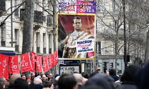 12/03/2023. Manifestantes en París protestan contra el Gobierno de Macron, a 11 de marzo de 2023.