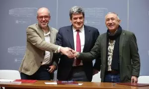 El secretario general de CCOO, Unai Sordo; el ministro de Inclusión, Seguridad Social y Migraciones, José Luis Escrivá, y el secretario general de UGT, Pepe Álvarez, en Madrid, a 15 de marzo de 2023.