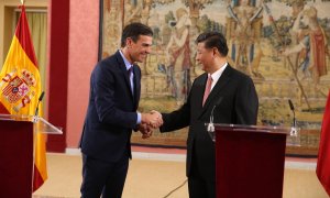 El presidente del Gobierno, Pedro Sánchez, junto a su homólogo chino, Xi Jinping, durante su última visita a España, en 2018.