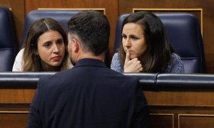 22/02/2023.- Las ministra de Igualdad, Irene Montero, y de Derechos Sociales, Ione Belarra, hablan con el portavoz de ERC en el Congreso, Gabriel Rufián durante una sesión de control al Gobierno. Eduardo Parra / Europa Press