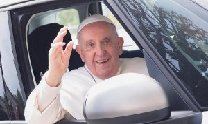 01/04/2023 El papa Francisco abandona el Hospital Gemelli de Roma en un vehículo tras pasar tres noches ingresado