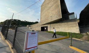 El Lugar de la Memoria, la Intolerancia y la Inclusión Social, clausurado el 28 de marzo, en Lima. Un policía impide la entrada ante el cartel que anuncia el cierre del museo.