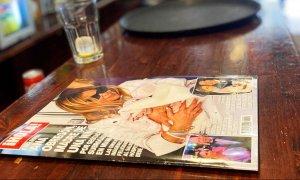 Un ejemplar de la revista '¡Hola!' con la noticia de Ana Obregón, en la barra de un bar en Barcelona. REUTERS/Nacho Doce