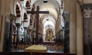 06/04/2023. Una de las múltiples cruces diseminadas por la Mezquita de Córdoba.