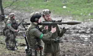 Un militar ucraniano se prepara para disparar una granada propulsada por cohete durante un ejercicio de entrenamiento en la región de Donetsk.