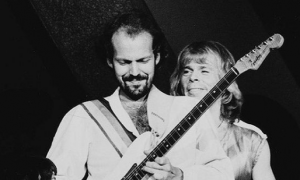 Foto de archivo del guitarrista Lasse Wellander durante un concierto con la banda sueca ABBA