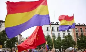 12/04/2023. Varias personas se manifiestan con banderas de la República, en la Plaza de Ópera, a 22 de mayo de 2022.