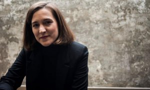La directora de cine y nominada de los XV Premis Gaudí Carla Simón posa en la Antigua Fábrica Damm, a 11 de enero de 2023, en Barcelona.