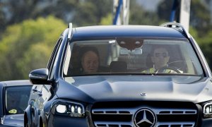 19/4/23 Juan Carlos de Borbón, con Pedro Campos conduciendo el Mercedes en el que se trasladó desde el aeropuerto de Vigo a Sanxenxo.