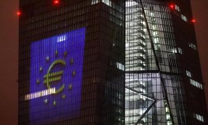 El símbolo del euro, proyectado en la fachada del rascacielos donde tiene su sede el BCE en Fráncfort. REUTERS/Kai Pfaffenbach