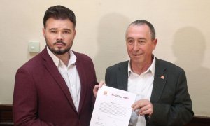 05/03/2020.- El portavoz de ERC en el Congreso, Gabriel Rufián, junto al diputado de Compromís, Joan Baldoví, en una imagen de archivo en el Congreso. Eduardo Parra / Europa Press