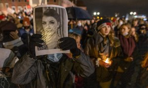 Un manifestante sostiene una fotografía de Iza, joven polaca fallecida por no habérsele practicado un aborto, en Varsovia, a 6 de noviembre de 2021.