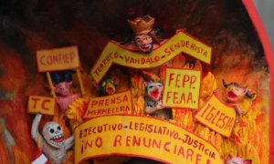 Detalle del retablo 'Ay, democracia' del artista y antropólogo peruano Edilberto Jiménez, que documenta la represión de la fuerza pública contra los manifestantes en las protestas realizadas entre diciembre y abril.