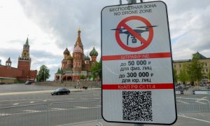 Un cartel que prohíbe el vuelo de drones cerca de la Catedral de San Basilio y la Torre Spasskaya del Kremlin, en Moscú.