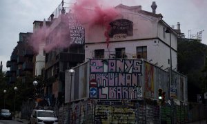 Uno de los edificios durante una protesta contra las ocupaciones de El Kubo y La Ruïna en la plaza de Bonanova, Barcelona, a 9 de mayo de 2023.