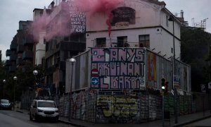 Uno de los edificios durante una protesta contra las ocupaciones de El Kubo y La Ruïna en la plaza de Bonanova, Barcelona, a 9 de mayo de 2023.