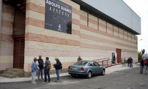 El pabellón Adolfo Suárez de Moraleja (Cáceres) se ha convertido en el principal punto de acogida de los evacuados, en total, más de 700 personas a los que la cercanía de las llamas les echó de su casa y sus pueblos en plena madrugada.