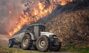 Un tractor en el incendio de los concejos de Valdes y Tineo, a 30 de marzo de 2023, en Asturias (España).
