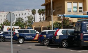 En la imagen varios vehículos policiales durante la operación policial en Melilla tras la investigación por fraude electoral, a 23 de mayo de 2023.