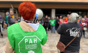 Los vecinos del Edificio Dignidad de Móstoles protestan contra el inminente desalojo que afecta a más de 40 personas