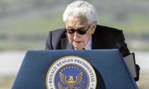 El diplomático estadounidense Henry Kissinger comparece durante un acto público en febrero de 2023.