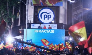 Alberto Núñez Feijóo, Isabel Díaz Ayuso y José Luis Martínez Almeida celebran la victoria del PP en el balcón de la sede de la calle Génova