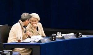 14/12/2022 - Ursula von der Leyen, presidenta de la Comisión Europea, habla con Margrethe Vestager, vicepresidenta ejecutiva de la Comisión Europea, durante una sesión del Parlamento Europeo, a 14 de diciembre de 2022.
