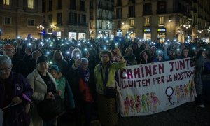 Cientos de personas durante una concentración contra el repunte de feminicidios, a 2 de enero de 2023, en Barcelona, Catalunya (España).
