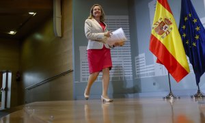 La vicepresidenta primera y ministra de Asuntos Económicos, Nadia Calviño, realiza declaraciones tras la reunión con las patronales bancarias, las asociaciones de usuarios financieros y el gobernador del Banco de España este 29 de junio de 2023.