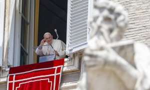 El Papa Francisco dirige la oración del Ángelus desde la ventana de su oficina con vista a la Plaza de San Pedro en la Ciudad del Vaticano, el 2 de julio de 2023.