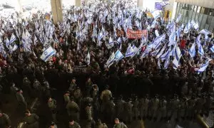 Agentes de Policía de Israel tratan de contener una manifestación masiva en el Aeropuerto de Tel Aviv contra la reforma judicial del Gobierno de Benjamin Netanyahu.