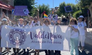 15/07/2023 - Varios vecinos y vecinas de Valdemorillo se manifiestan con pancartas contra la censura impuesta por Vox, a 15 de julio de 2023.