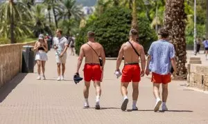 Dos hombres caminan sin camiseta en la ciudad, a 15 de julio de 2023, en Palma, Mallorca (Illes Balears).