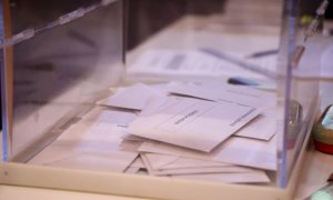 25/8/23 Foto de archivo de unas papeletas electorales dentro de la urna de votaciones