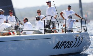 El Rey Felipe VI (3d) navega en la regata a bordo del TP52 'Aifos' a su llegada hoy al Real Club Naútico de Palma, a 31 de julio de 2023, en Palma de Mallorca, Mallorca, Baleares (España).