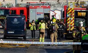 Un equipo de bomberos trabaja en la extinción del incendio en una discoteca en Murcia, a 01/10/2023.