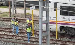 La policía junto a los dos trenes donde se ha localizado el cádaver, cerca de la estación de Santa Justa, a 16 de octubre de 2023, en Sevilla