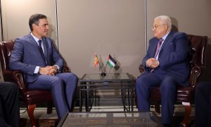 El presidente del Gobierno en funciones, Pedro Sánchez, junto al presidente de la Autoridad Nacional Palestina, Mahmud Abbas, en un encuentro en Nueva York en 2022.