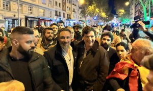 El líder de Vox, Santiago Abascal (izq.) junto a Tucker Carlson en las protestas de la calle Ferraz el 13 de noviembre de 2023.-  TWITTER
