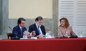 María Dolores de Cospedal, junto a Aznar y Rajoy, en una foto de archivo. / Agencias