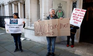 Manifestantes sostienen pancartas frente a la Corte Suprema, el día en que dicta su fallo sobre si el gobierno puede seguir adelante con su plan de deportar inmigrantes a Ruanda, en Londres, Gran Bretaña, el 15 de noviembre de 2023. Peter Nicholls / REUTE