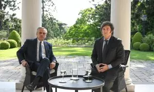 El presidente argentino, Alberto Fernández, y el mandatario electo, Javier Milei, durante su reunión en la Quinta de Olivos.- EFE/ Maria Eugenia Cerutti