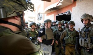 El primer ministro israelí, Benjamin Netanyahu, en su visita a la franja de Gaza el 26 de noviembre de 2023 aprovechando la tregua entre su país y Hamás.
