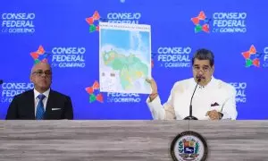 El presidente venezolano, Nicolás Maduro, sosteniendo un mapa de Venezuela con la zona de Guyana, en Caracas, a 5/12/2023