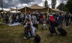 Familias y grupos de migrantes junto a un centro de solicitudes de asilo en Ter Apel, al norte de Países Bajos, a 14 de julio de 2022.
