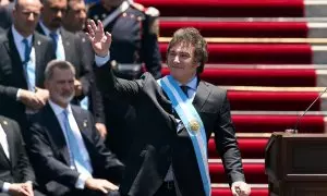El presidente electo de Argentina, Javier Milei, saluda a los asistentes luego de jurar como próximo jefe de Estado del país suramericano