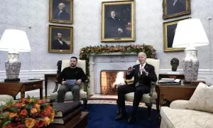 El presidente de Ucrania, Volodímir Zelenski, junto a su homólogo estadounidense, Joe Biden, en el despacho Oval de la Casa Blanca, a 12 de diciembre de 2023.