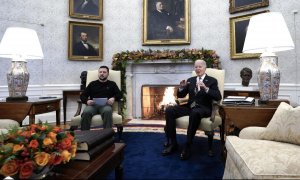 El presidente de Ucrania, Volodímir Zelenski, junto a su homólogo estadounidense, Joe Biden, en el despacho Oval de la Casa Blanca, a 12 de diciembre de 2023.