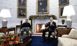 El presidente de Ucrania, Volodímir Zelenski, junto a su homólogo estadounidense, Joe Biden, en el despacho Oval de la Casa Blanca, a 12 de diciembre de 2023.